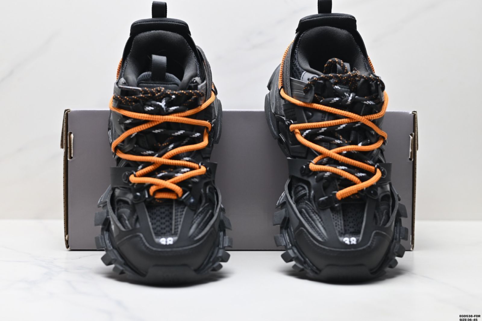バレンシアガ（Balenciaga）Track Trail 丸首（まるがしら
