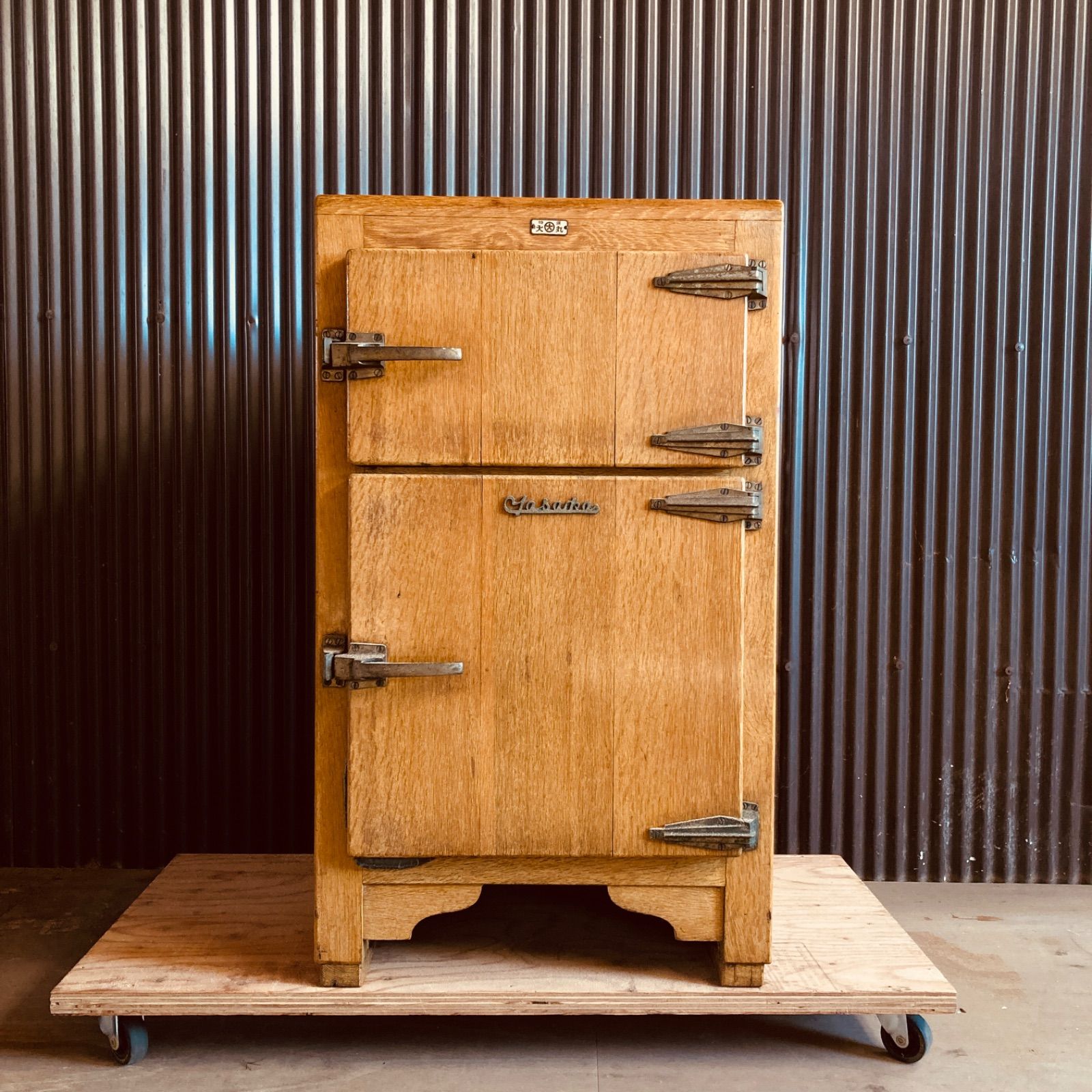 昭和レトロ 木製の氷式冷蔵庫（冷蔵箱）ナラ材 収納棚 ディスプレイ