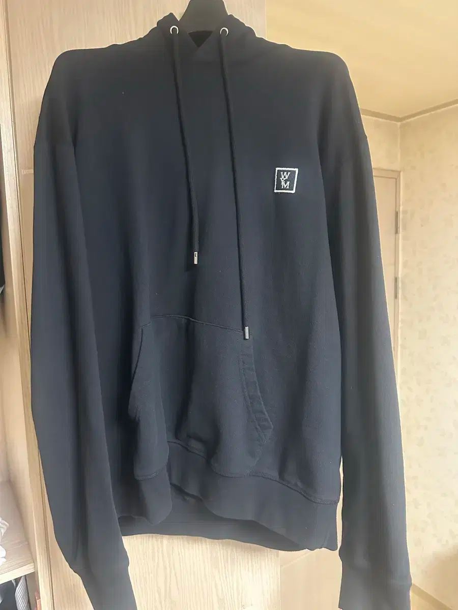 52 WOOYOUNGMI(ウーヨンミ) バックロゴ フード付きTシャツ 黒