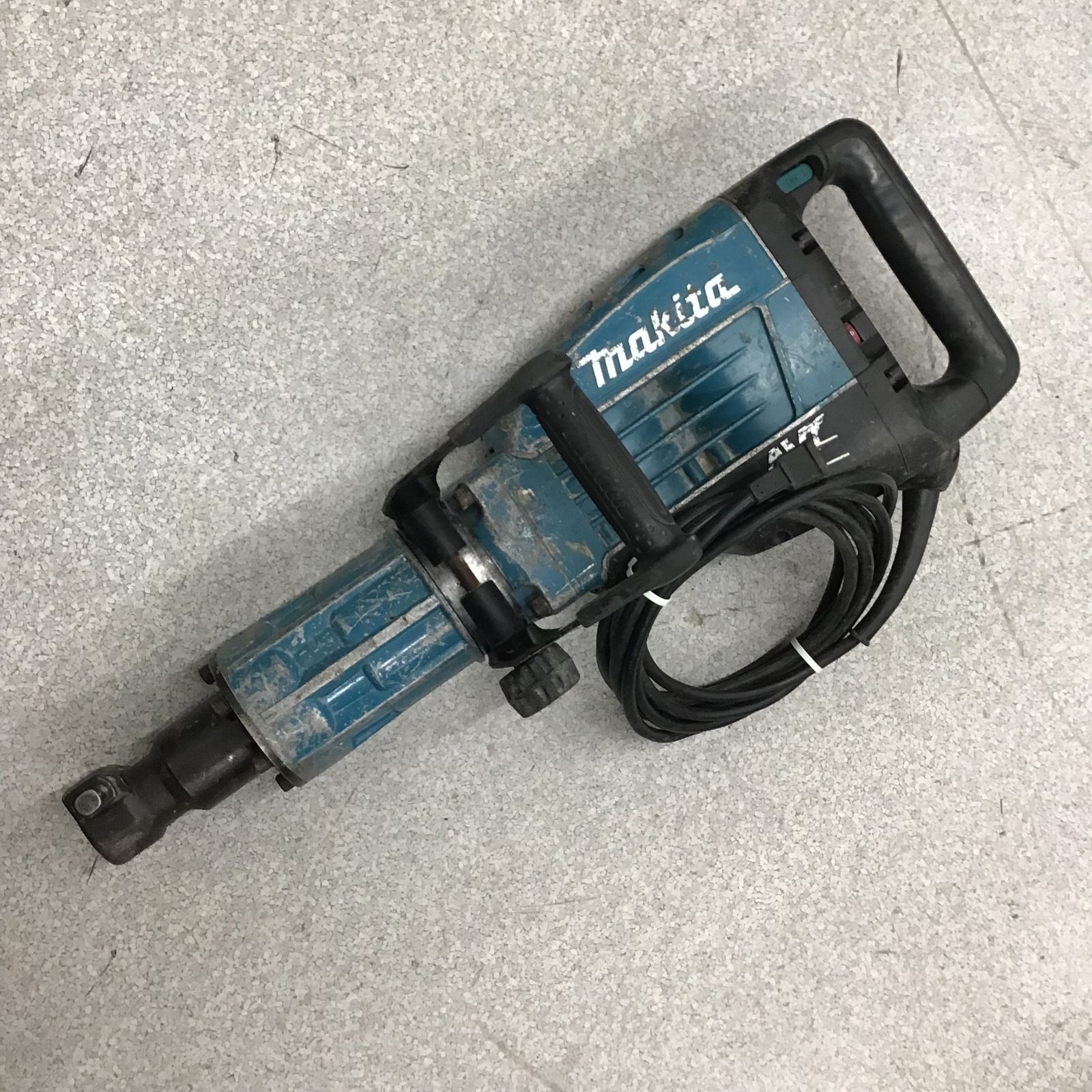 ☆マキタ(makita) 電動ハンマ HM1317C 本体のみ 六角30mm【八潮店