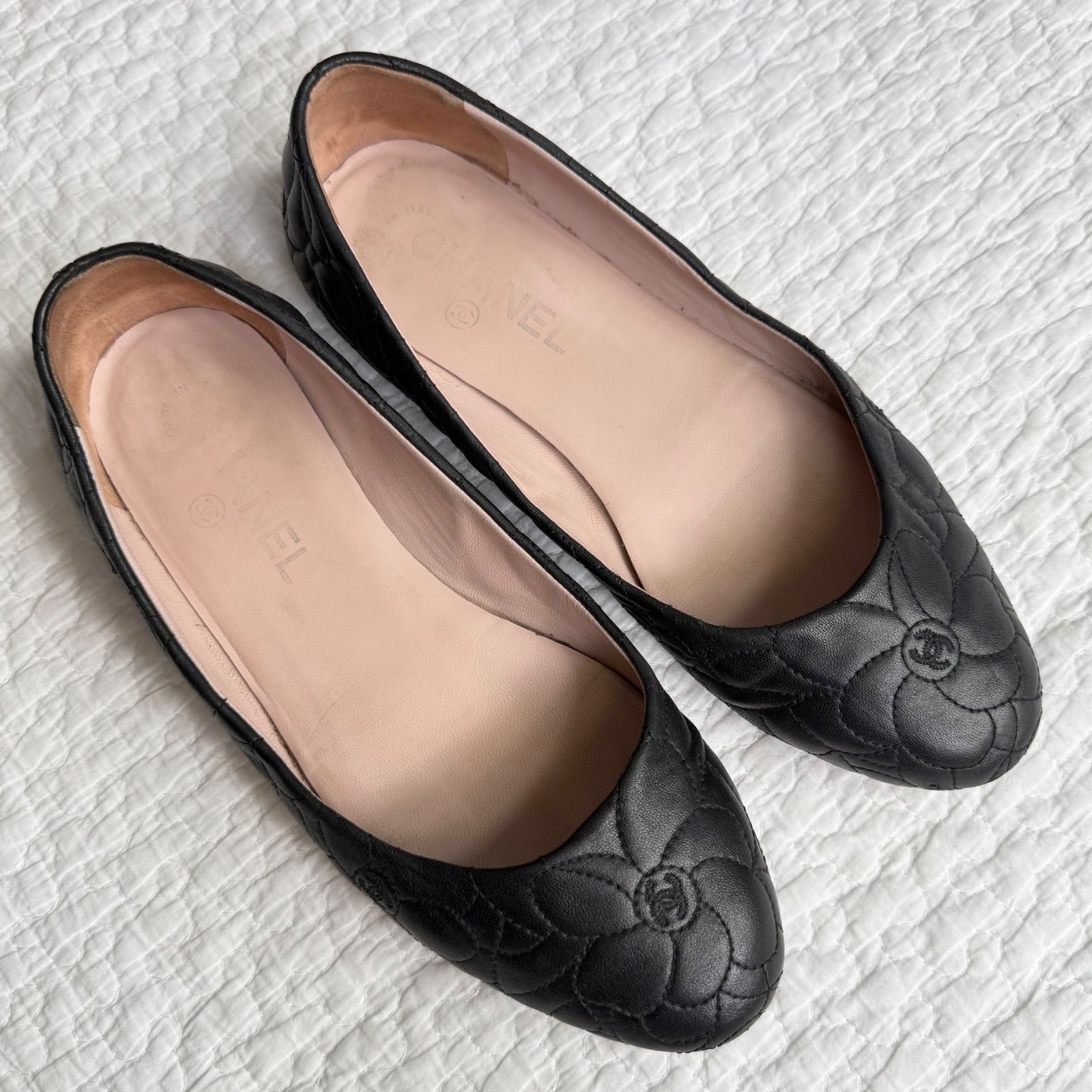 CHANEL シャネル　パンプス　フラットシューズ　ココマーク　コルク　カメリア シャネル ココマーク カメリア 24P レザー フラットパンプス