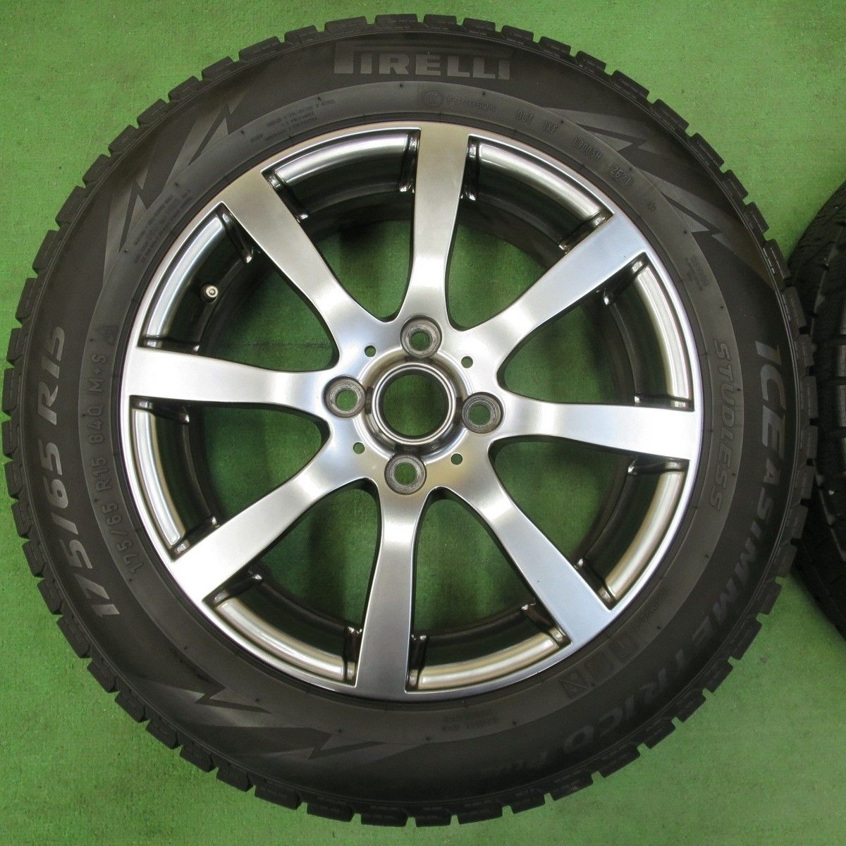 車 キレイ！21年☆スタッドレス 175/65R15 ピレリ アイスアシンメトリ 