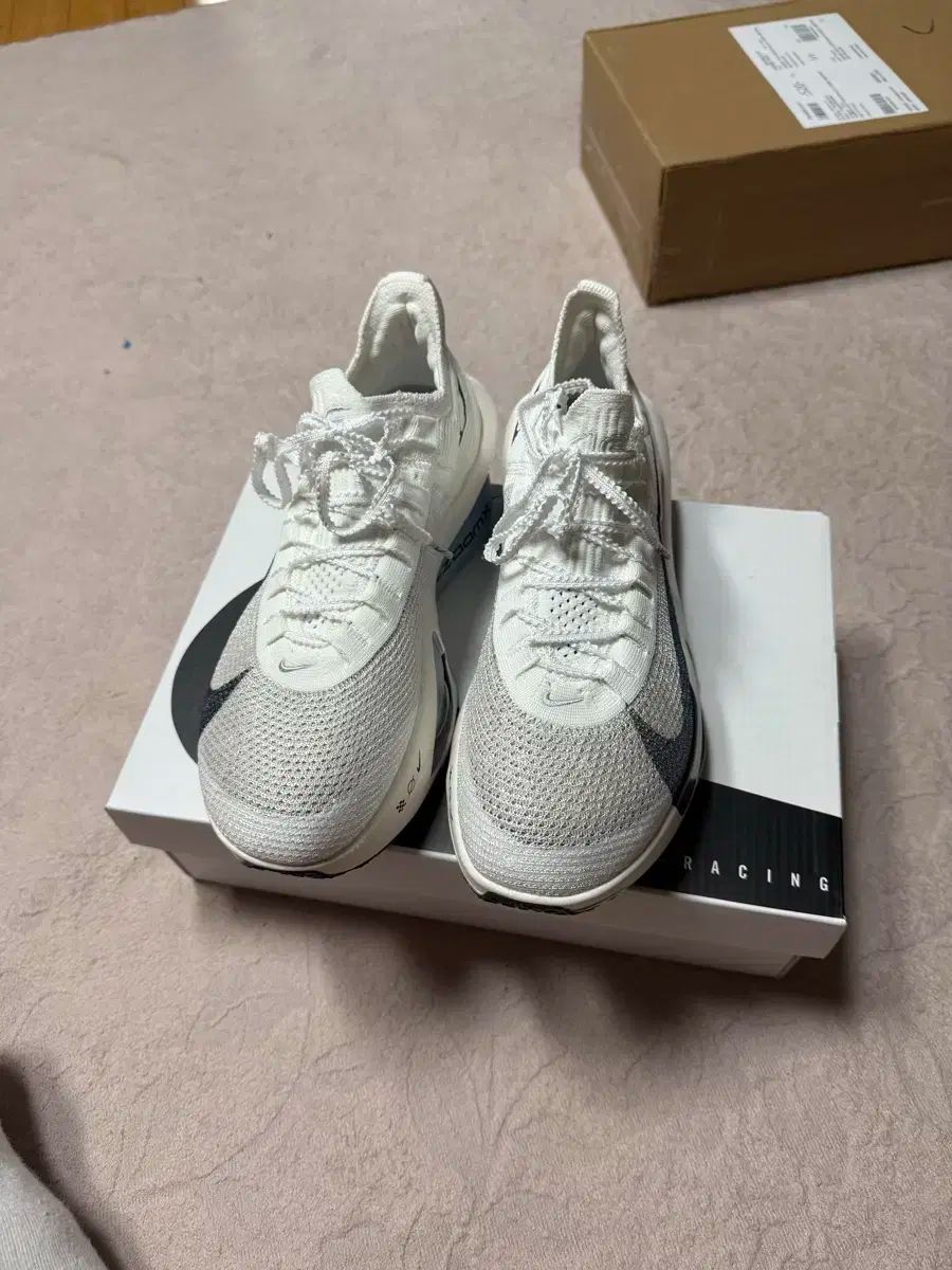 NIKE ナイキ アラフライ 3 白 ピュア プラチナ