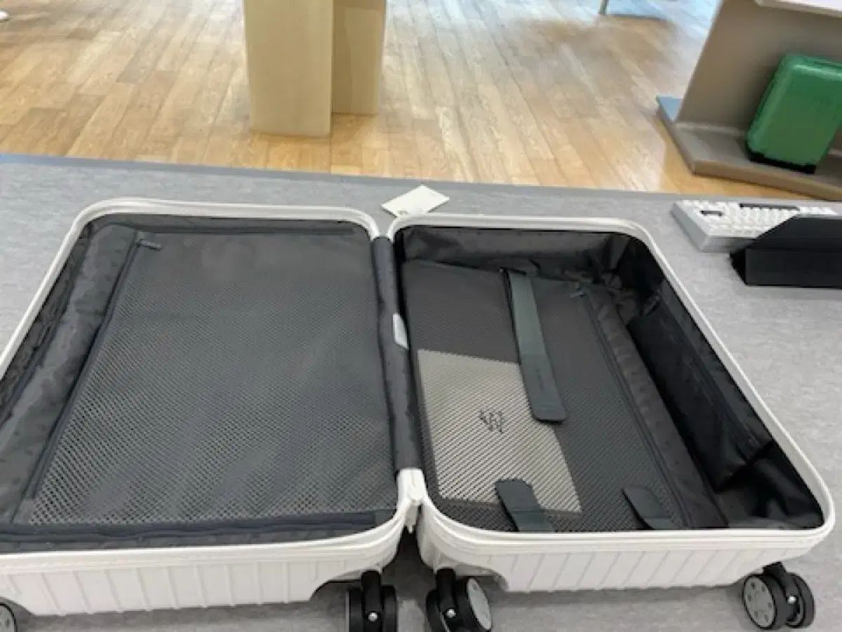 RIMOWA(リモワ) ESSENTIALS(エッセンシャルズ) ホワイト