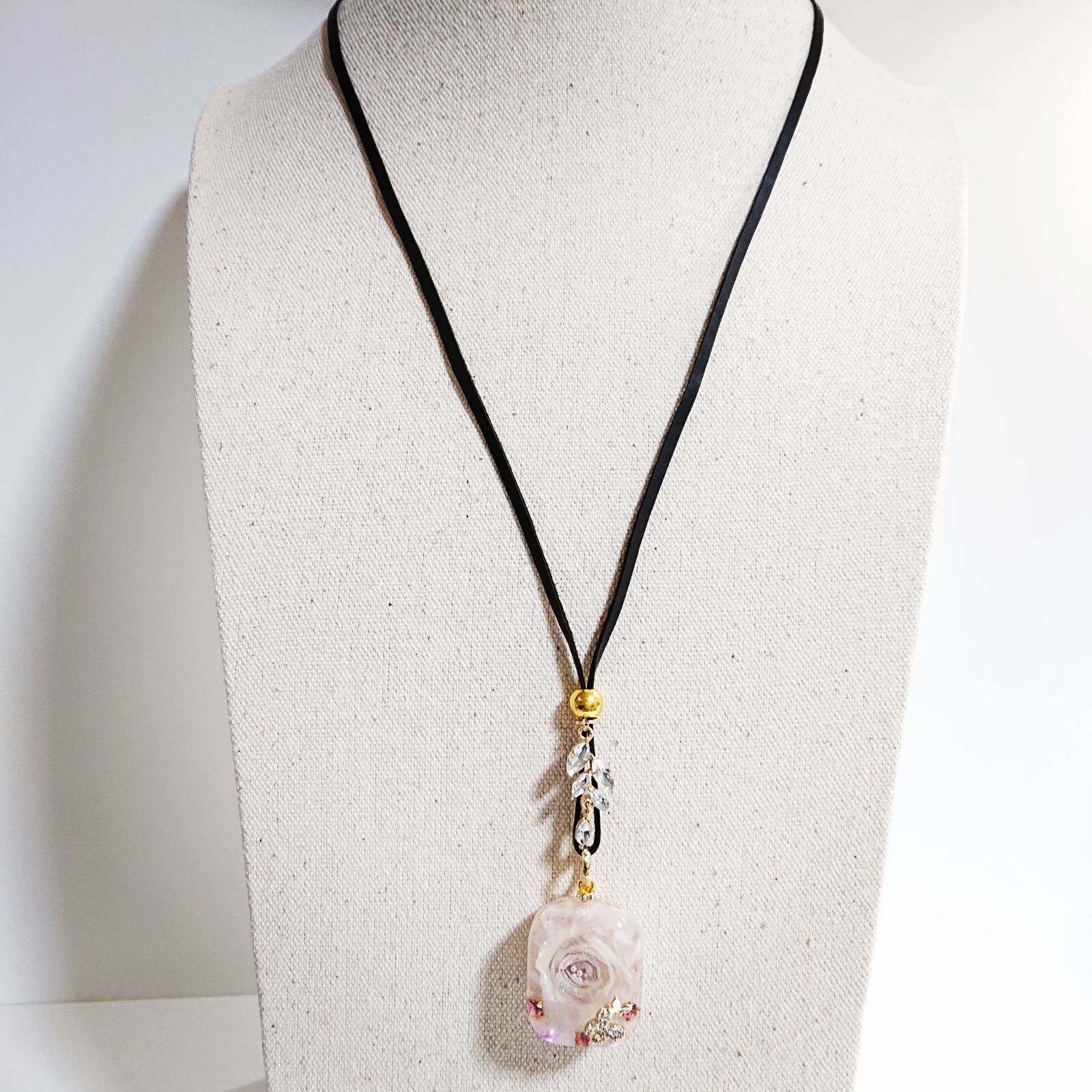 𝒩𝑜.56淡いピンク薔薇レザーレジンネックレス✩.*˚ - メルカリ