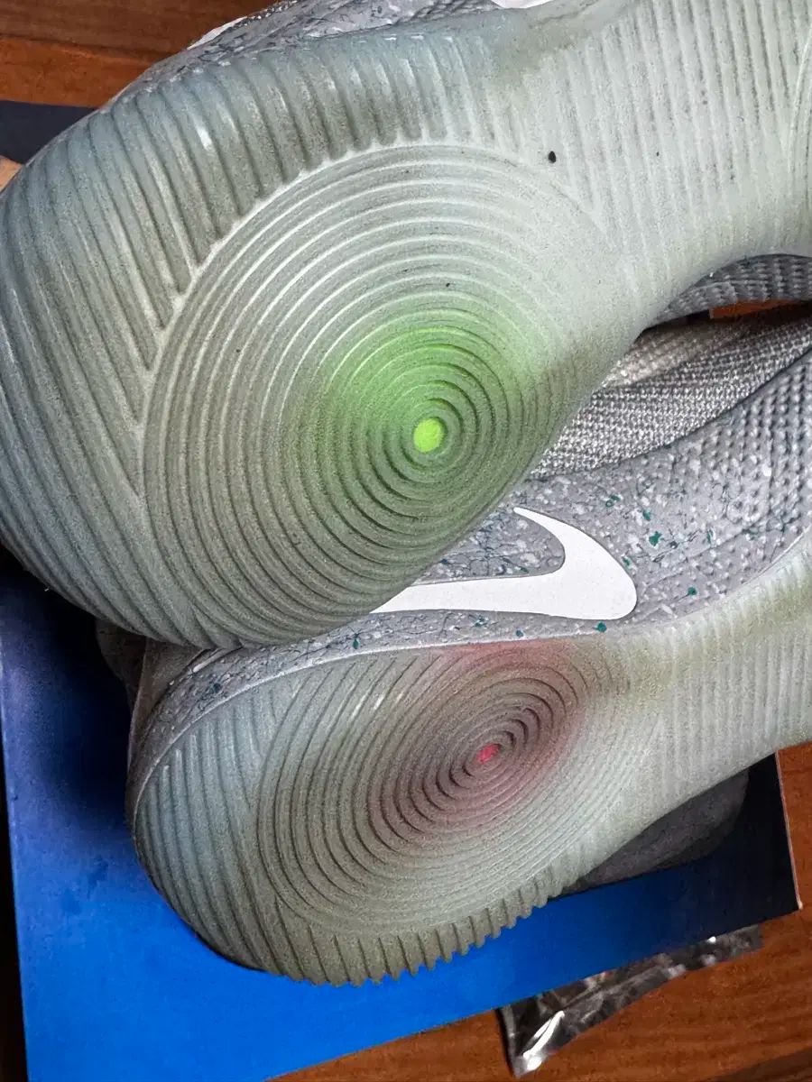 NIKE