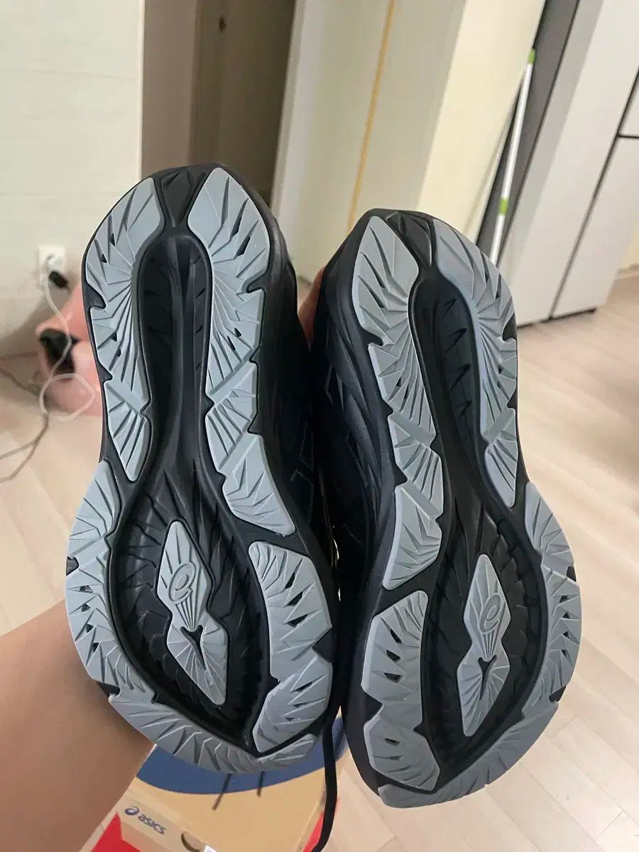 Asics アシックス ノバブラスト 4 黒 ランニングシューズ WIDE 250