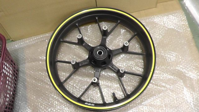 CBR400R NC47 の フロントホイール 1749189021