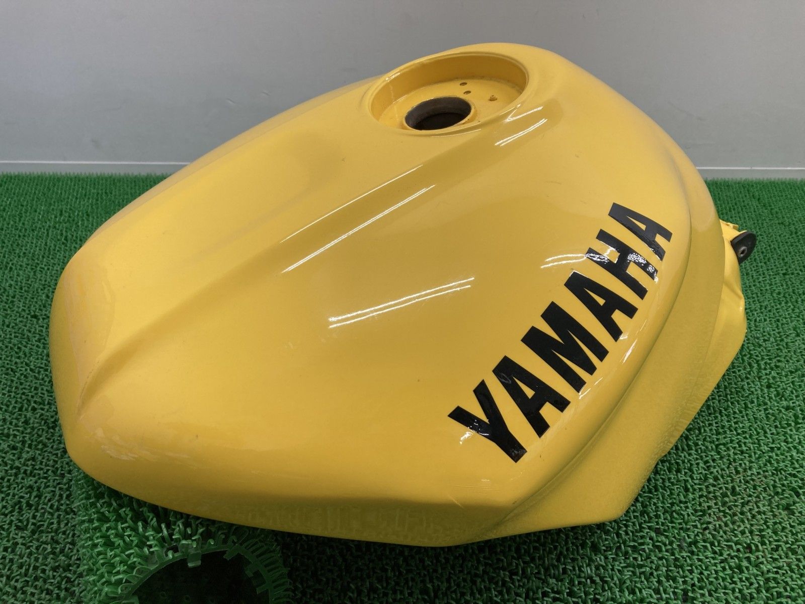 YZF-R1 タンク ヤマハ 純正 バイク 部品 4XV 黄色 フューエルタンク 燃料タンク ガソリンタンク 修復素材やペイント素材に zN