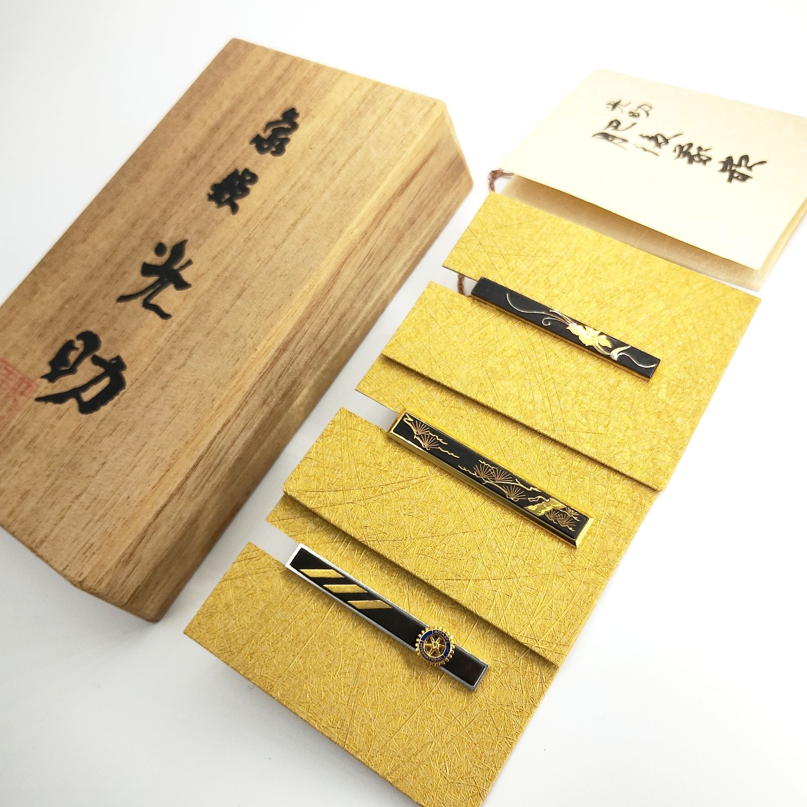 肥後象嵌 光助 菖蒲 日本の伝統工芸 ネクタイピン 定価11000円 肥後象嵌 光助 菖蒲 日本の伝統工芸 純金象嵌ネクタイピン