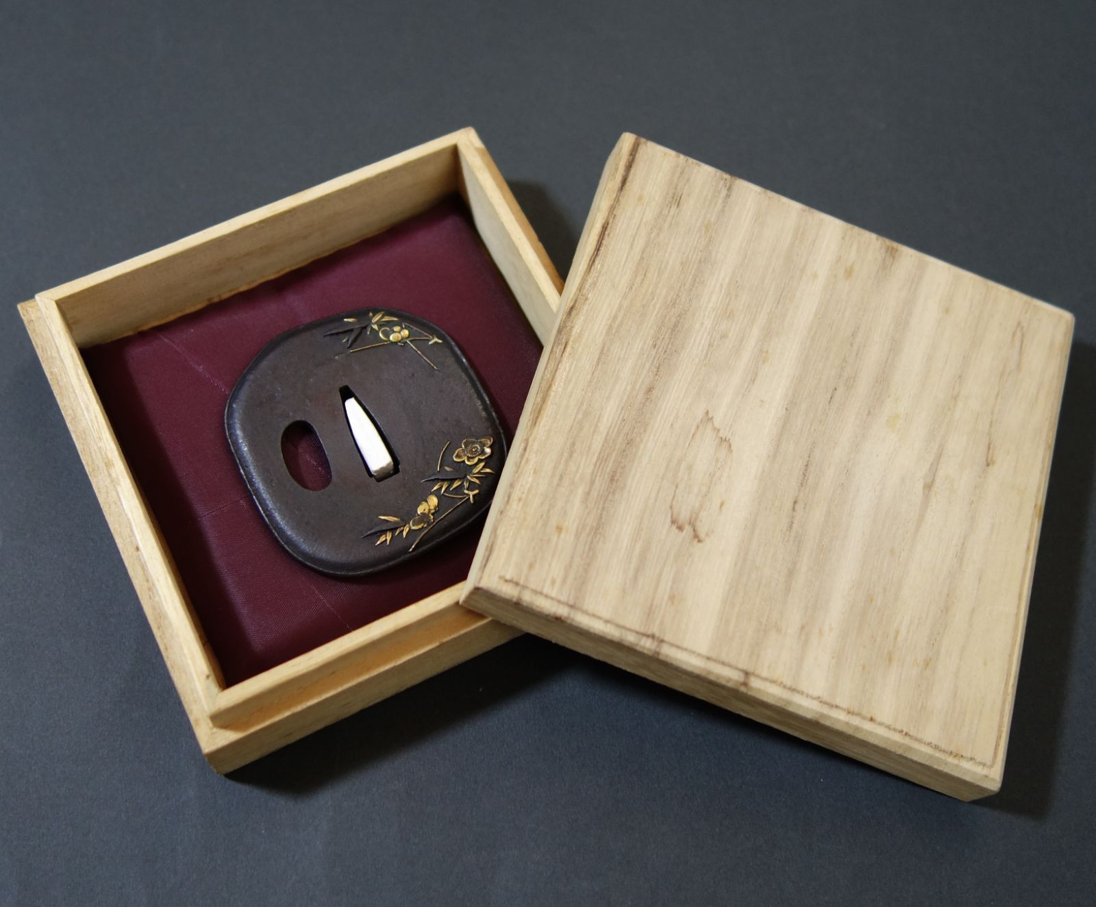 鍔 鉄地 松葉梅笹文象嵌鍔 鍔 き 日本刀 刀装具 鐔 骨董 古美術 Ac25071809 WWW_IMPECCABLEHEALTHCARESERVICES_COM