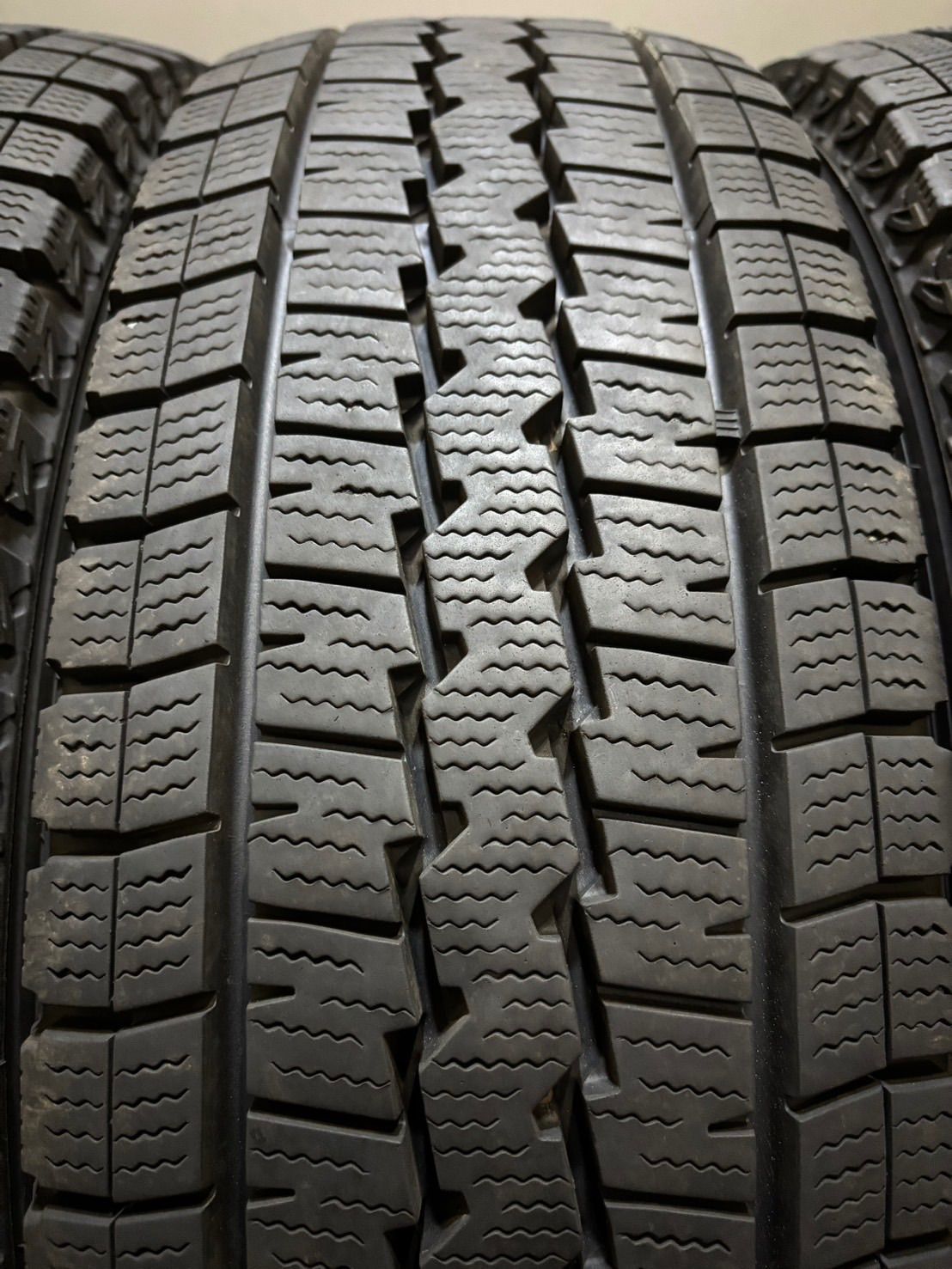 送料無料】ハイエース・キャラバン用 ダンロップ SV01 195/80R15