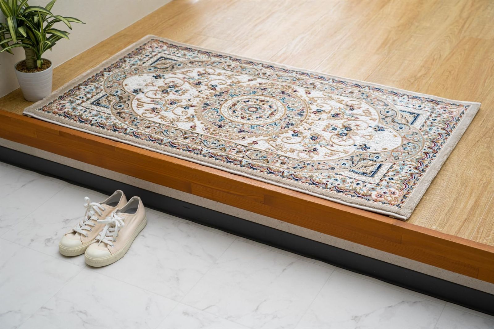 【在庫処分】玄関 屋内 屋外 輸入 マット ロザリオ ベージュ 約70×120cm 長方形 トルコ製 ウィルトン織り イケヒコ クラシカル エレガンス 立体感 抗菌防臭 丈夫 ＃1311660026401