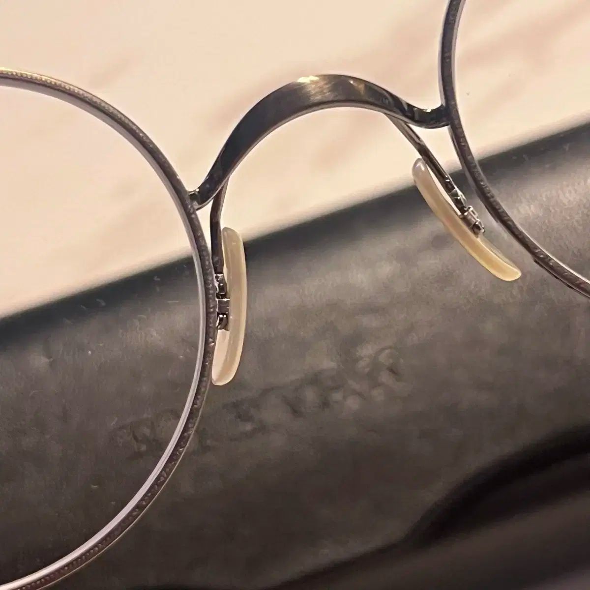 級アイ半ベロアTATAチタン ONE眼鏡