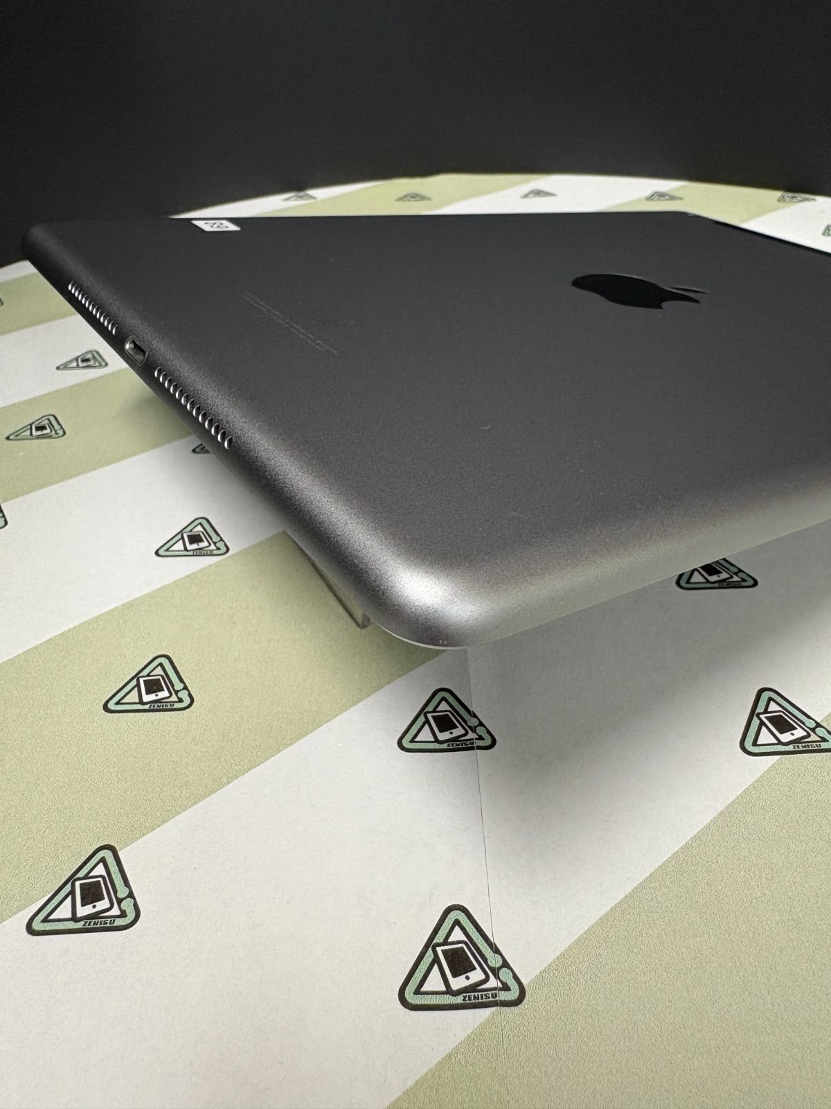 【ジャンク品】　iPad 第6世代　32GB シルバー　Wi-Fiモデル　箱あり ジャンク品】 iPad 第6世代 WiFiモデル 32GB シルバー
