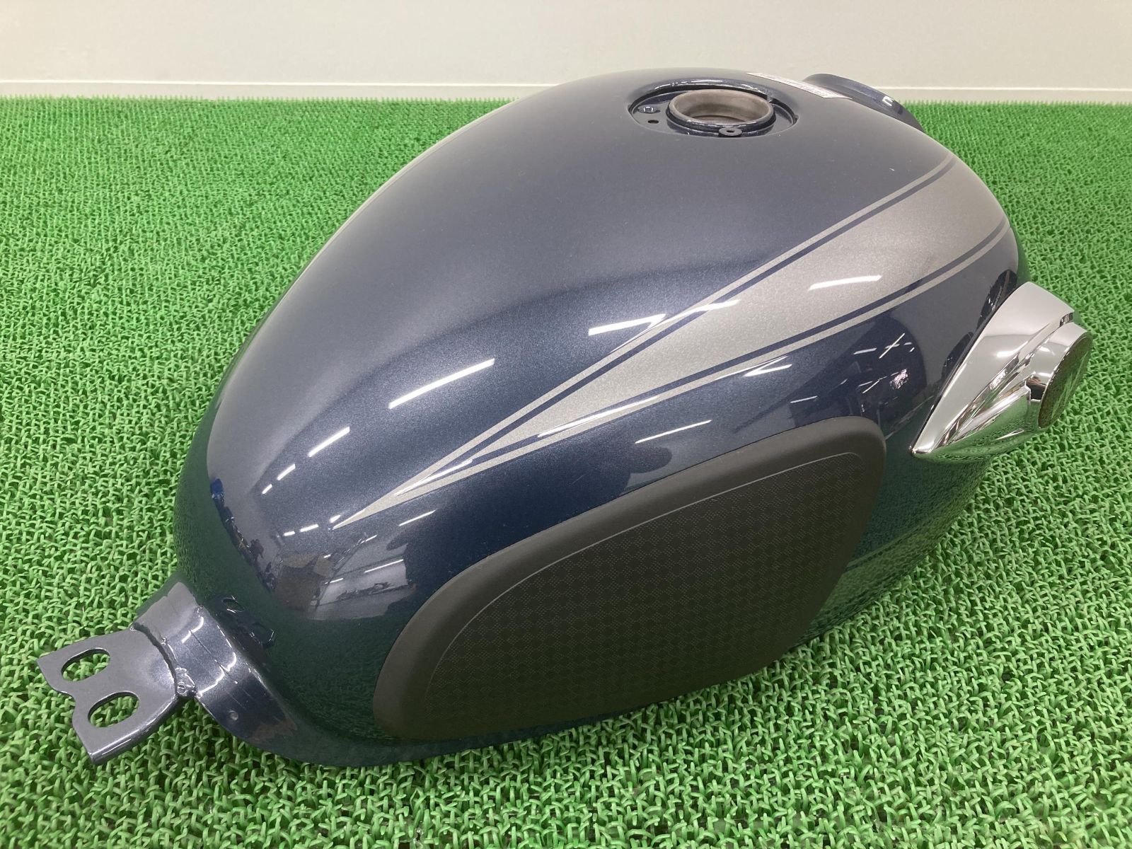 カワサキ W800 純正タンク（EJ800E） カワサキ W800 タンク 濃緑M 純正 中古 バイク 部品 EJ800A