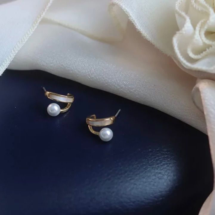 ギフトBOX付✴︎2連に見えるデザイン パールピアス✴︎高級感 ギフトBOX付✴︎2連に見えるデザイン パールピアス✴︎高級感