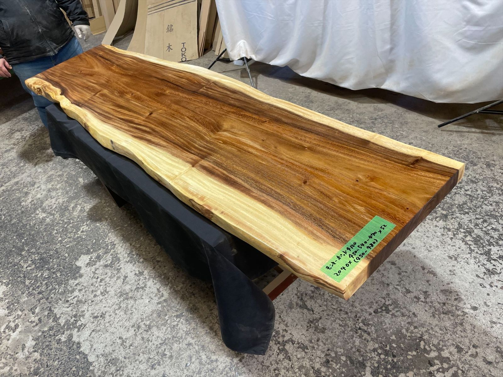 モンキーポッド4120　一枚板無垢 乾燥材　2040ｘ450-540-470ｘ52mm カウンター　センターテーブル　ダイニングテーブル