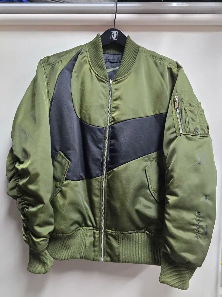 Nike(ナイキ） ビッグ スウッシュ リバーシブル MA-1ジャンパー L (オーバーフィット)