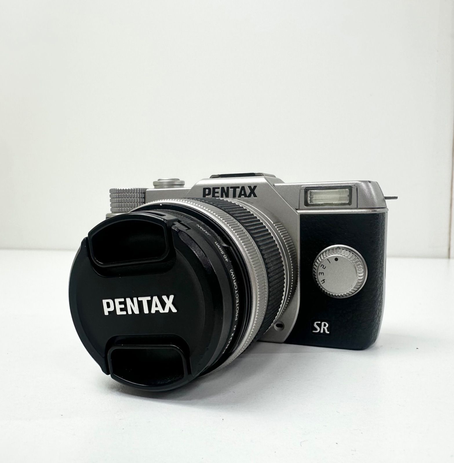 【動作確認済み】PENTAX Q10 品】PENTAX Q10 ペンタックス シルバー デジタルカメラ 動作確認済み