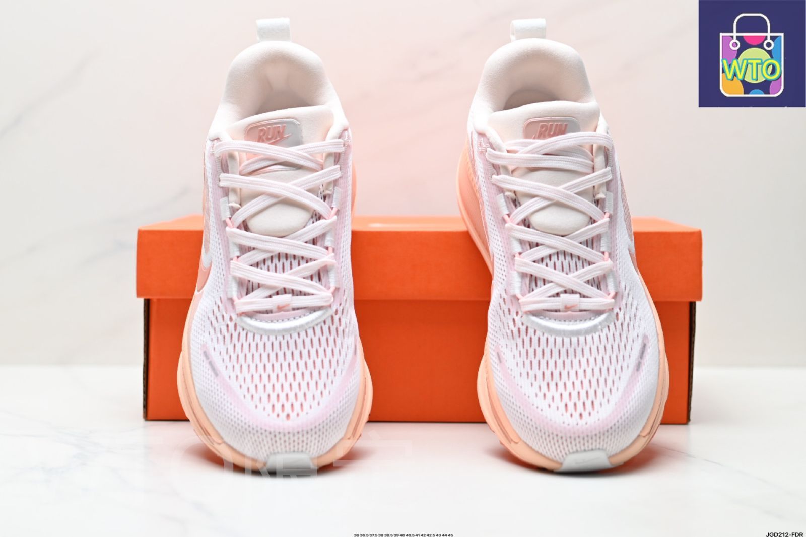 18 クッション性と滑り止め性能に優れたロートップランニングシューズ