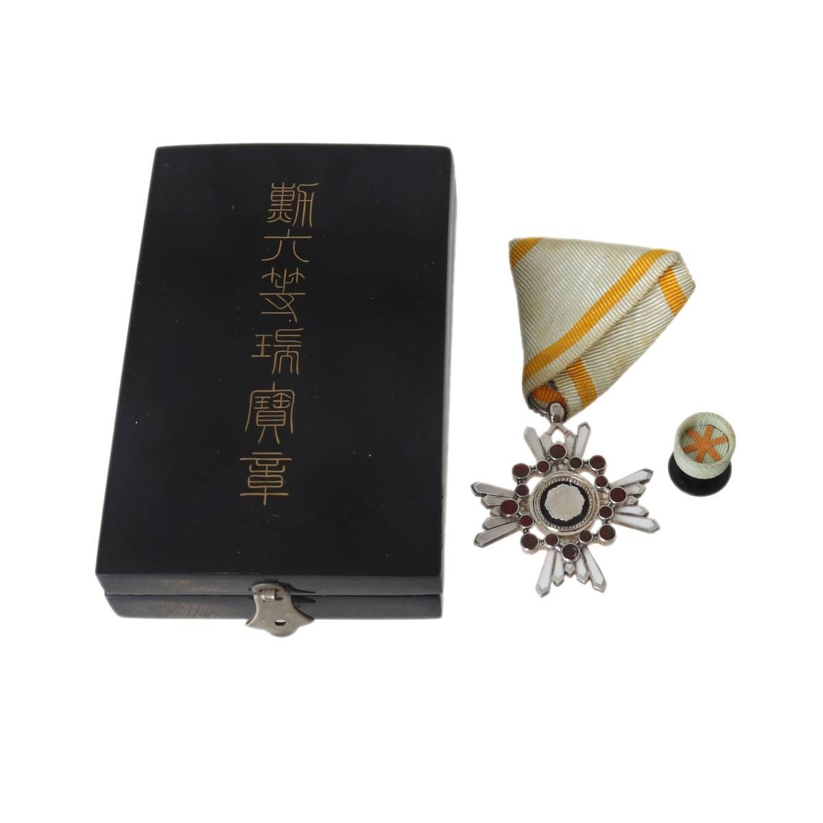 勲六等瑞宝章 勲章 襟章 箱 全長8cm モチーフ部38×38(mm) 襟章