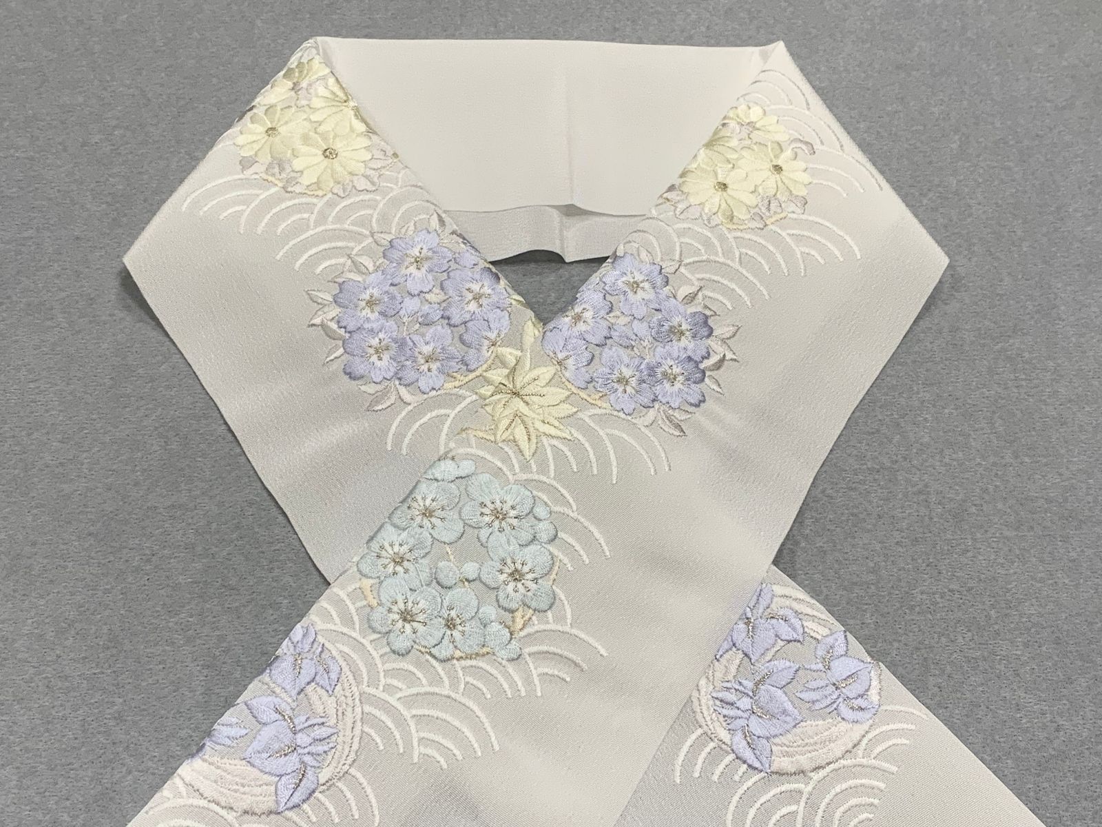 入荷 上品で合わせやすい 京都 衿秀 ボリューム刺繍 豪華半衿 白地 青海波 花紋柄