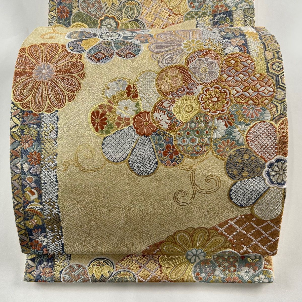 袋帯 美品 秀品 花唐草 宝尽くし 唐織 箔 ベージュ 六通 正絹