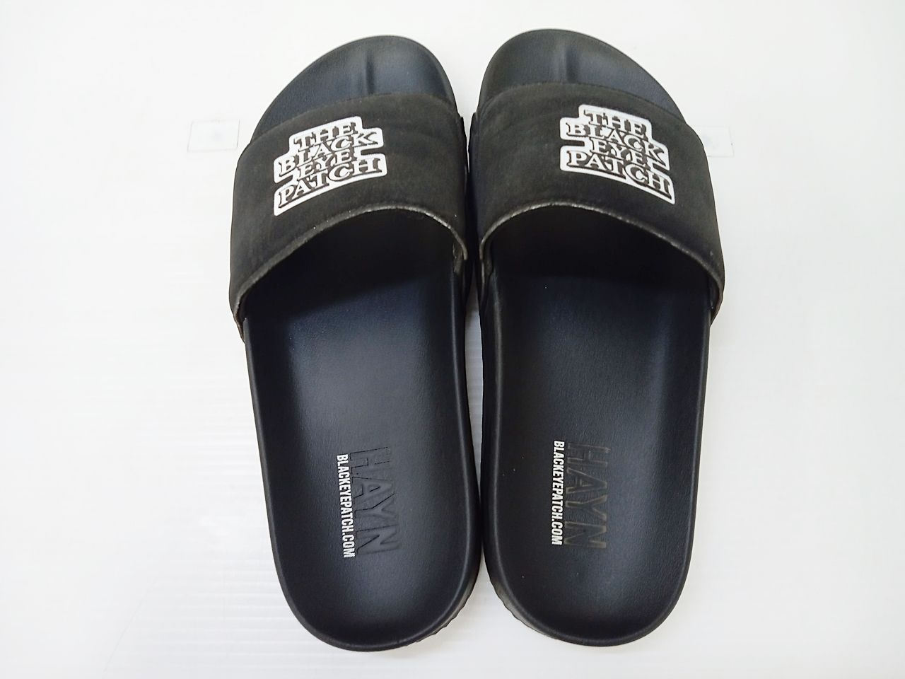 THE BLACK EYE PATCH ブラックサンダル BlackEyePatch - OG LABEL SHOWER SANDALS – The Contemporary