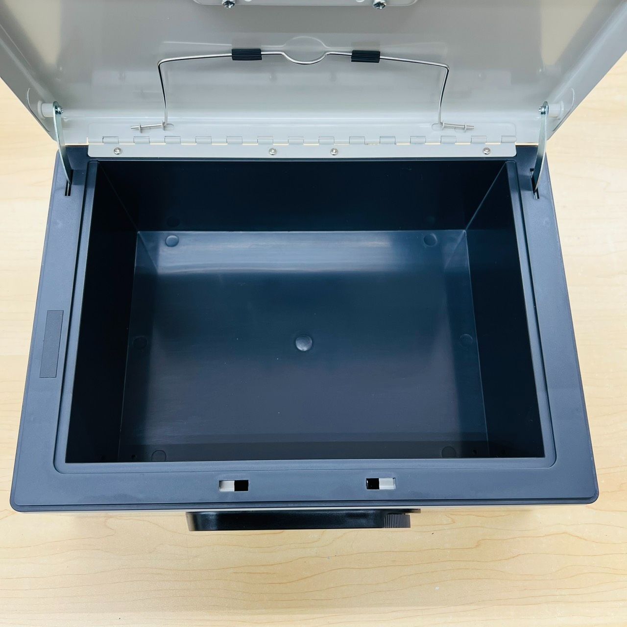 PLUS プラス 手提金庫 F型 B5 手提金庫 金庫 CB-030F - メルカリ