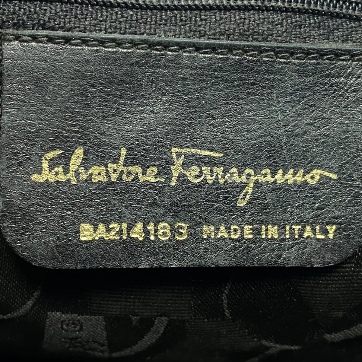 SalvatoreFerragamo(サルバトーレフェラガモ) ショルダーバッグ ヴァラ 黒 レザー