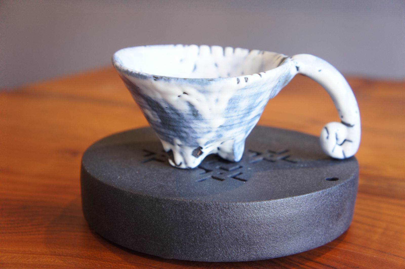 No.106,No.107【井上萬二窯作】白磁染彫文珈琲碗（椿、麦） | 井上萬二