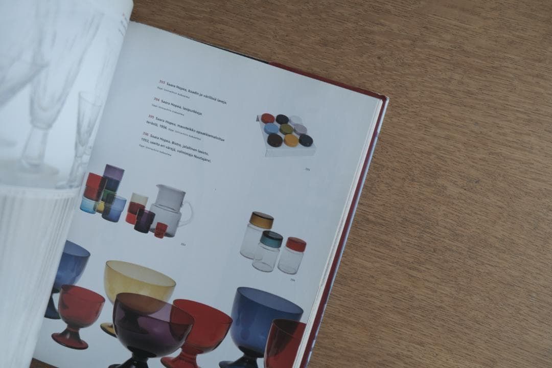 フィンランドの新しいアンティークブック Uusi