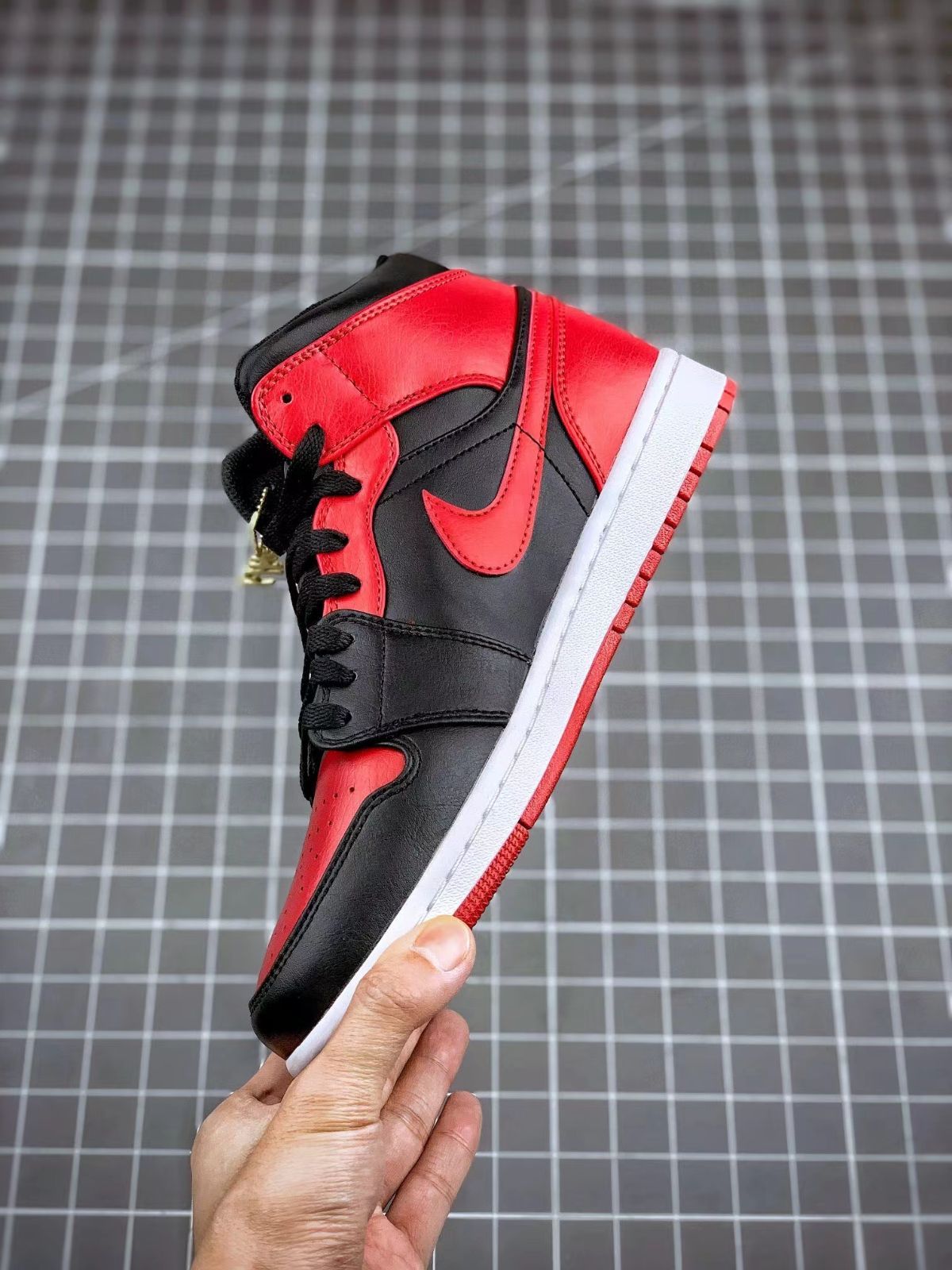 NIKE AIR JORDAN 1 MID BRED 554724-074 - スニーカー