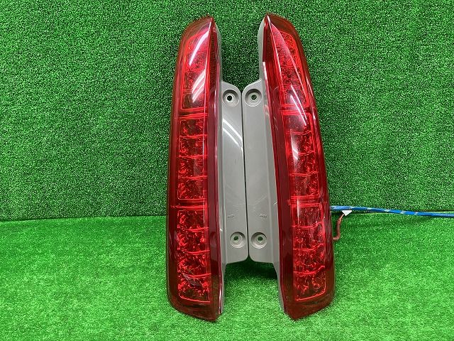 比較的綺麗 トヨタ ANM10/15 アイシス 前期 テールレンズ左右 44