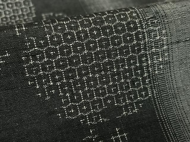 平和屋着物●極上　結城紬　奥順　はたおり娘　80亀甲　雪輪重ね文　夜桜　黒地　正絹　逸品　AAAT0567zg 平和屋着物○極上 結城紬 奥順 はたおり娘 80亀甲 雪輪重ね文 夜桜