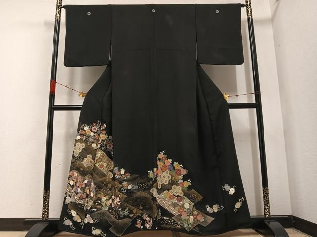平和屋着物●京友禅の第一人者　松井青々　黒留袖　駒刺繍　重ね山文　金彩　正絹　逸品　AABD4758ph 平和屋着物○京友禅の第一人者 松井青々 黒留袖 駒刺繍 寿光織 吉祥花