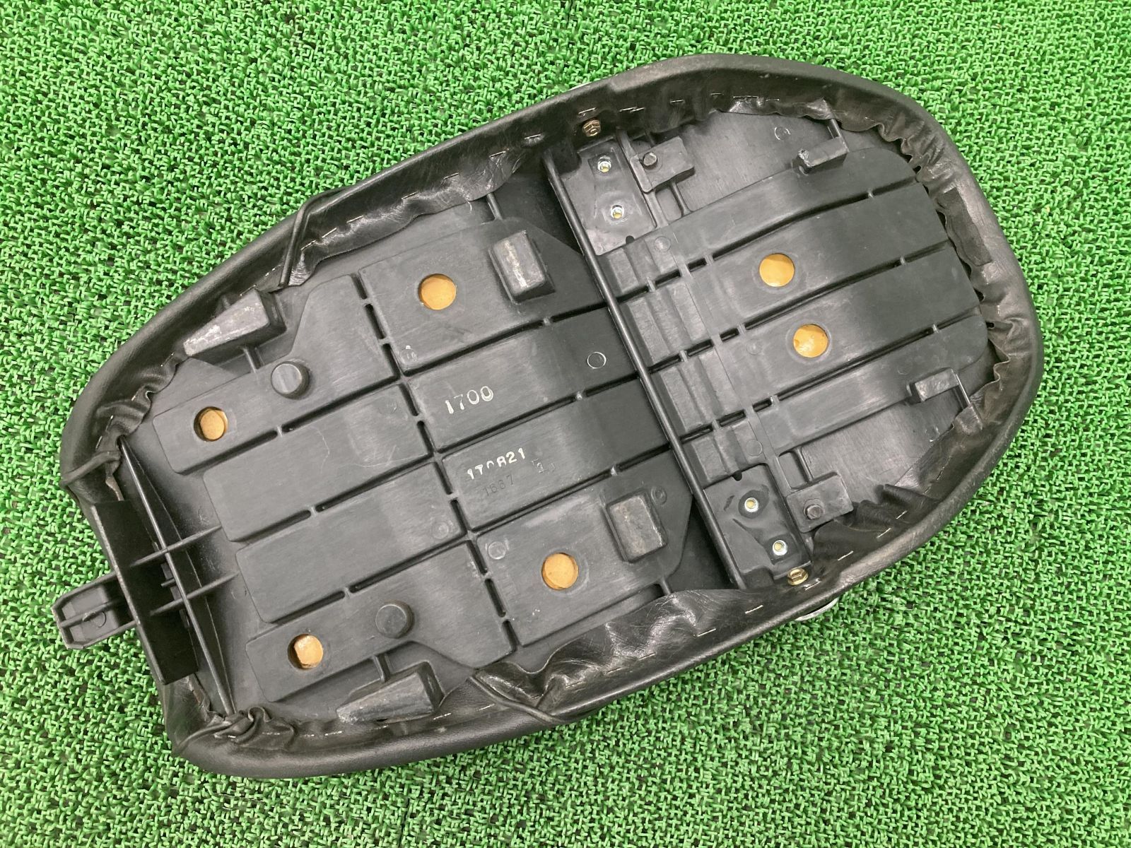 ゼファー1100 シート 1667 カワサキ 純正 中古 バイク 部品 ZR1100A