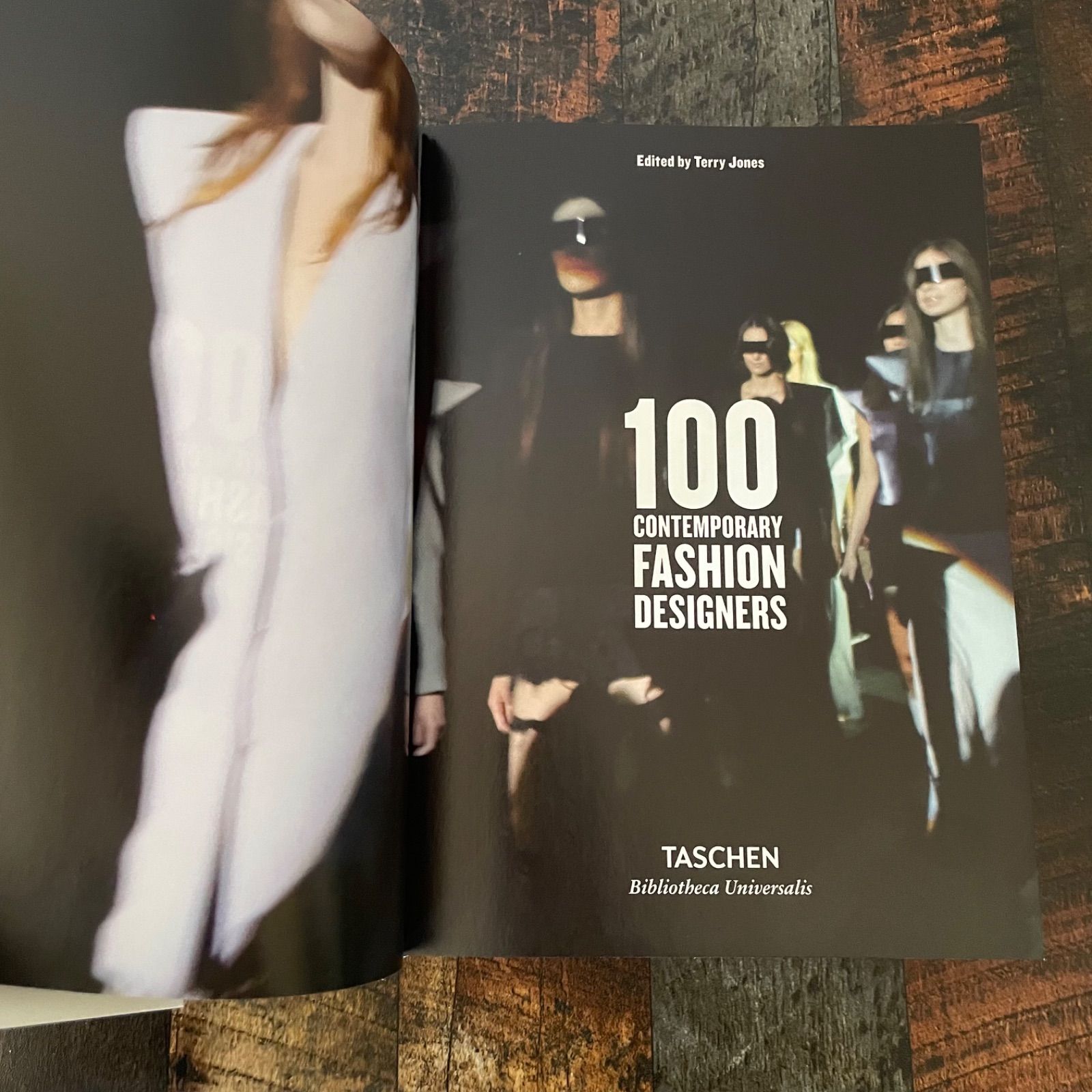洋書】100 Contemporary Fashion Designers - メルカリ