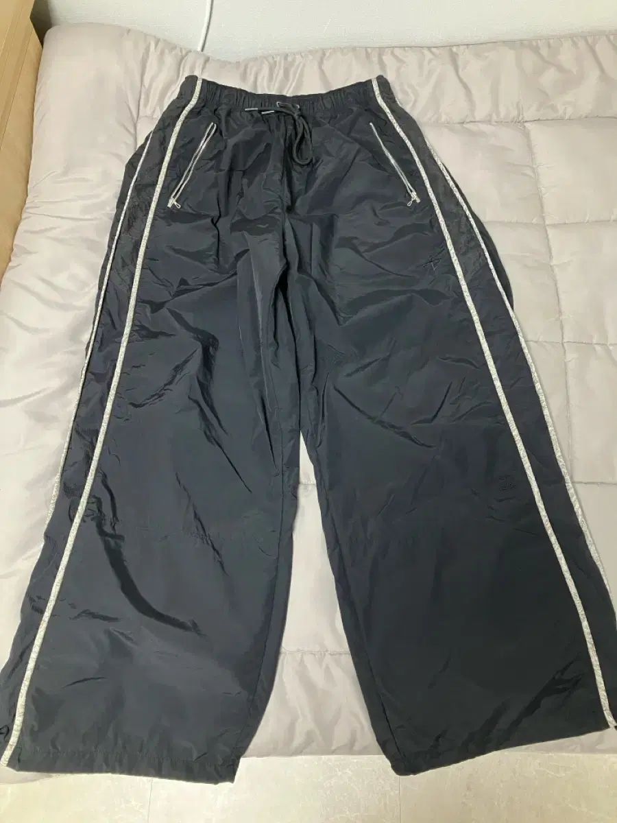 POLYTERU トラック パンツ フローラル パイプド ブラック 3