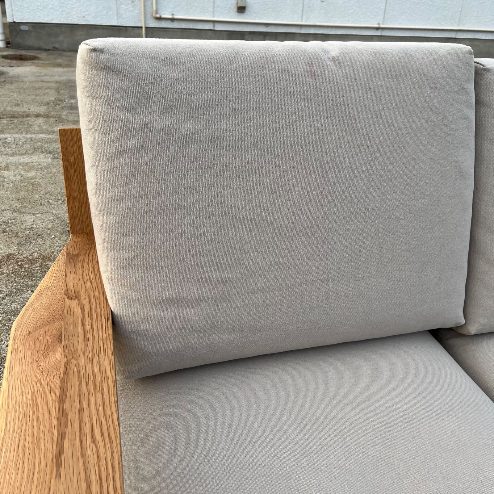 展示品　無印　オーク材　2人掛けソファ　ラブソファ　北欧　モダン　カフェ 人気の無印良品(MUJI)のオーク材 2人掛けソファーです♪板と脚で