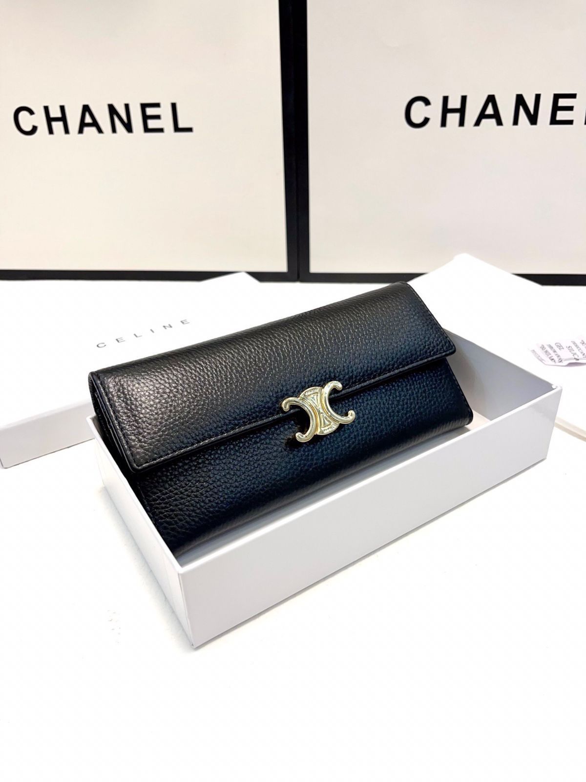 CELINE 特別セール対象品★送料無料 現地価格 数量限定 a3103 セリーヌ オムからオンオフで活躍する、新作バッグとスニーカー