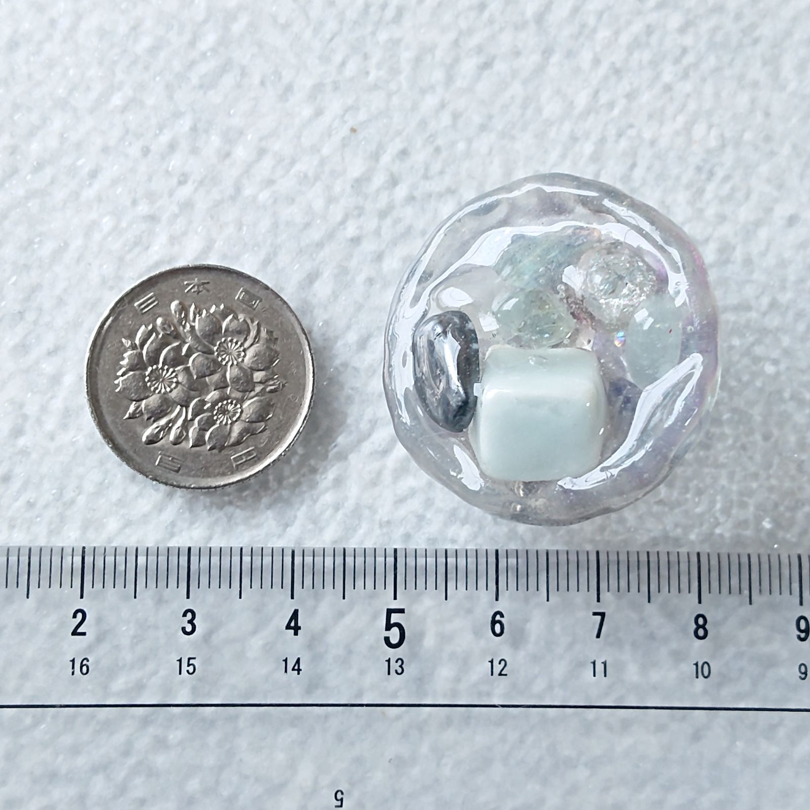 No.89 氷の器と夏色天然石の盛り合わせ ブローチ - メルカリ