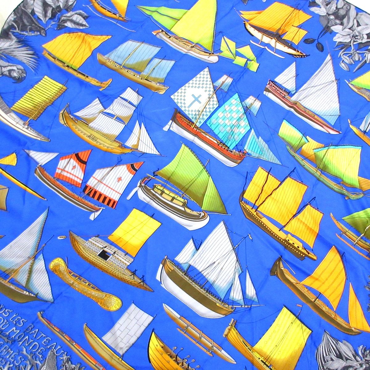 HERMES エルメス スカーフ カレ140 ブルー×イエロー×マルチ Tous Les Bateaux Du Monde|船 シルク