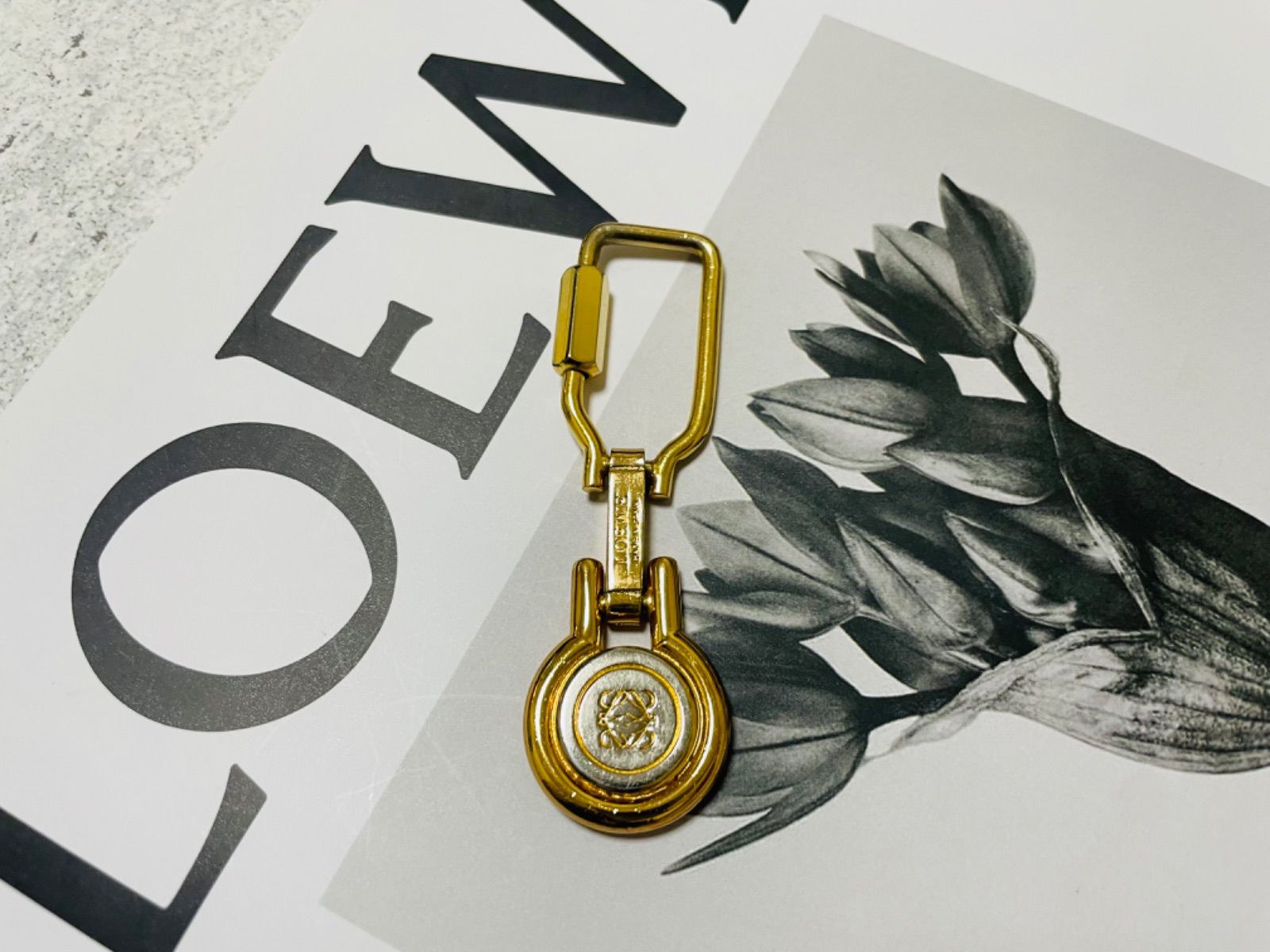 LOEWE ロエベ ゴールド アナグラム チャーム LOEWE アナグラムラウンド