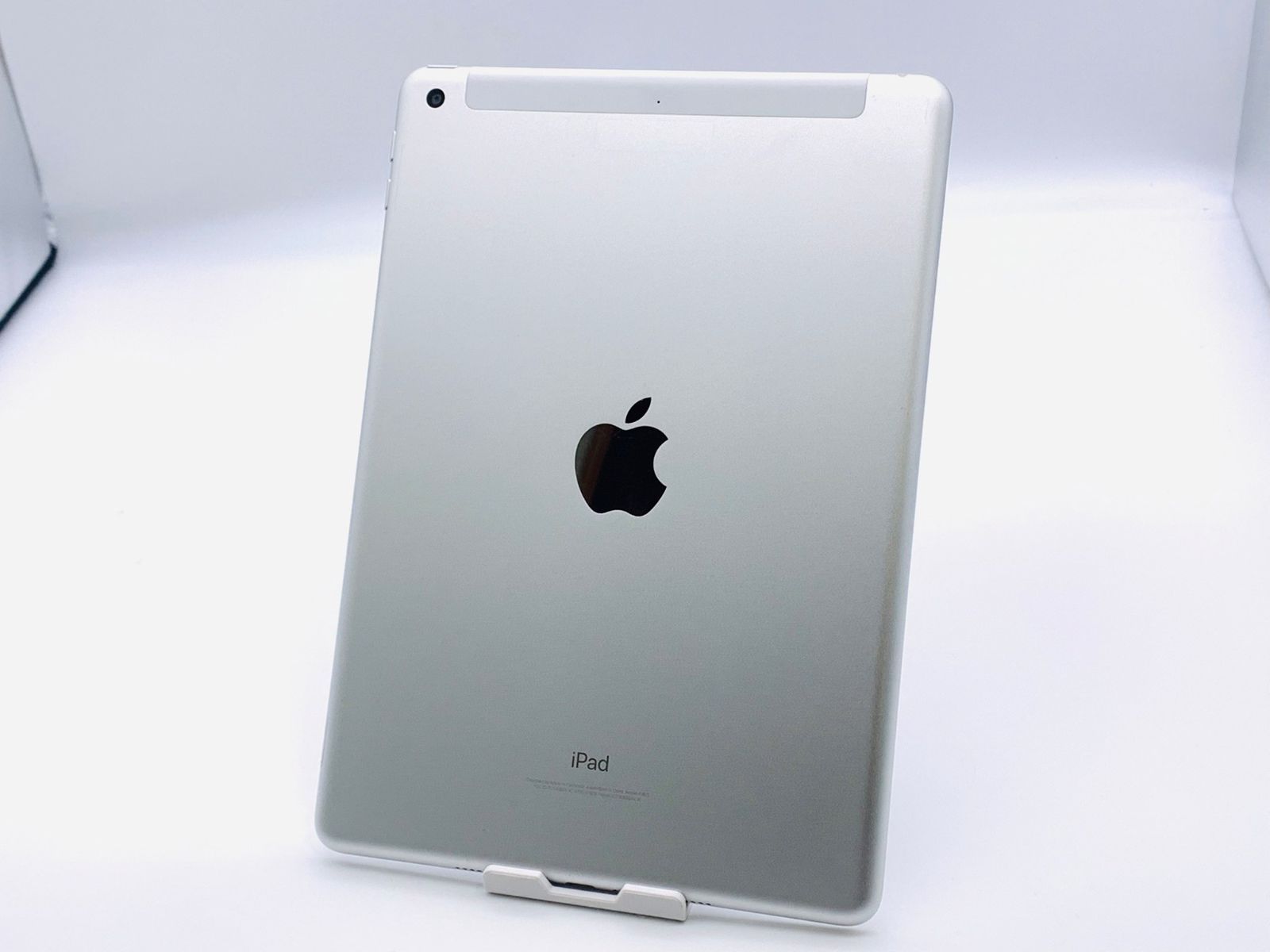 iPad 5 第5世代/32GB/SIMフリー/A1823/シルバー - メルカリ