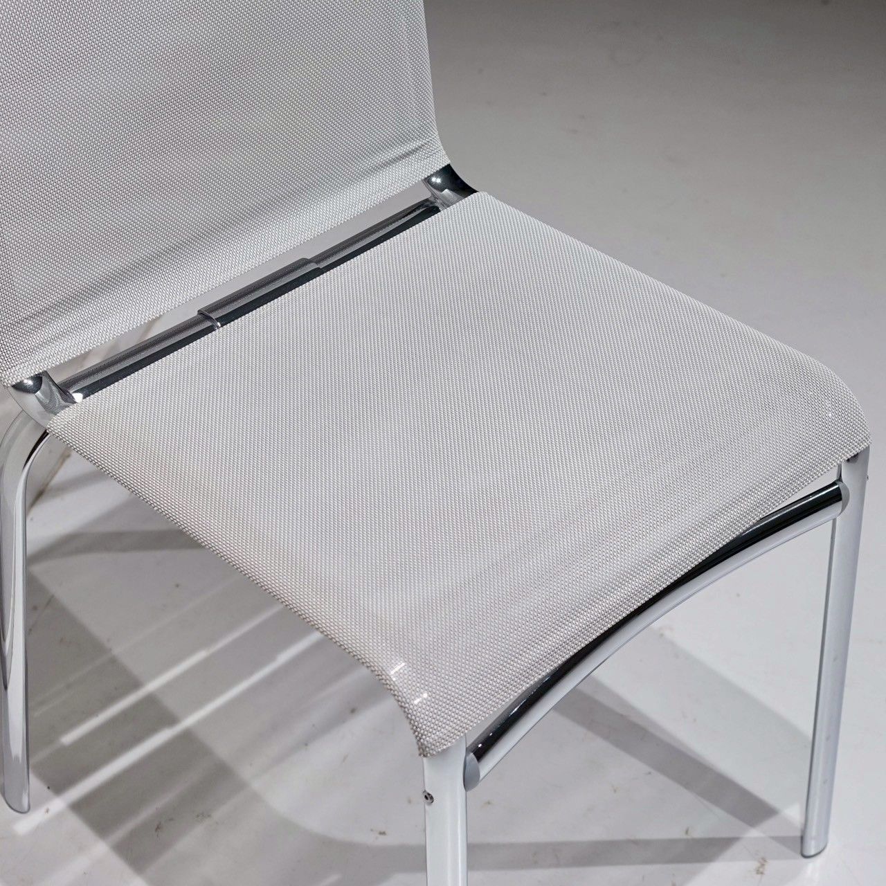 Bontempi Casa ボンテンピ カーサ Net Dining Chair ダイニングチェア アームレス チェア 椅子 メッシュ座面 スチール脚 モダン ミニマル スタイリッシュ MARWIL-DEMENAGEMENTS_CH