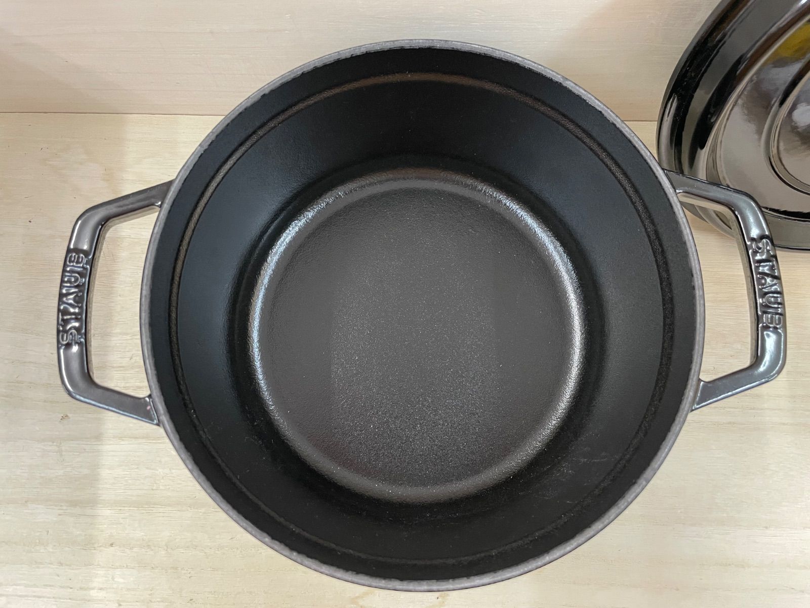 ラウンドココット シャイニーブラック