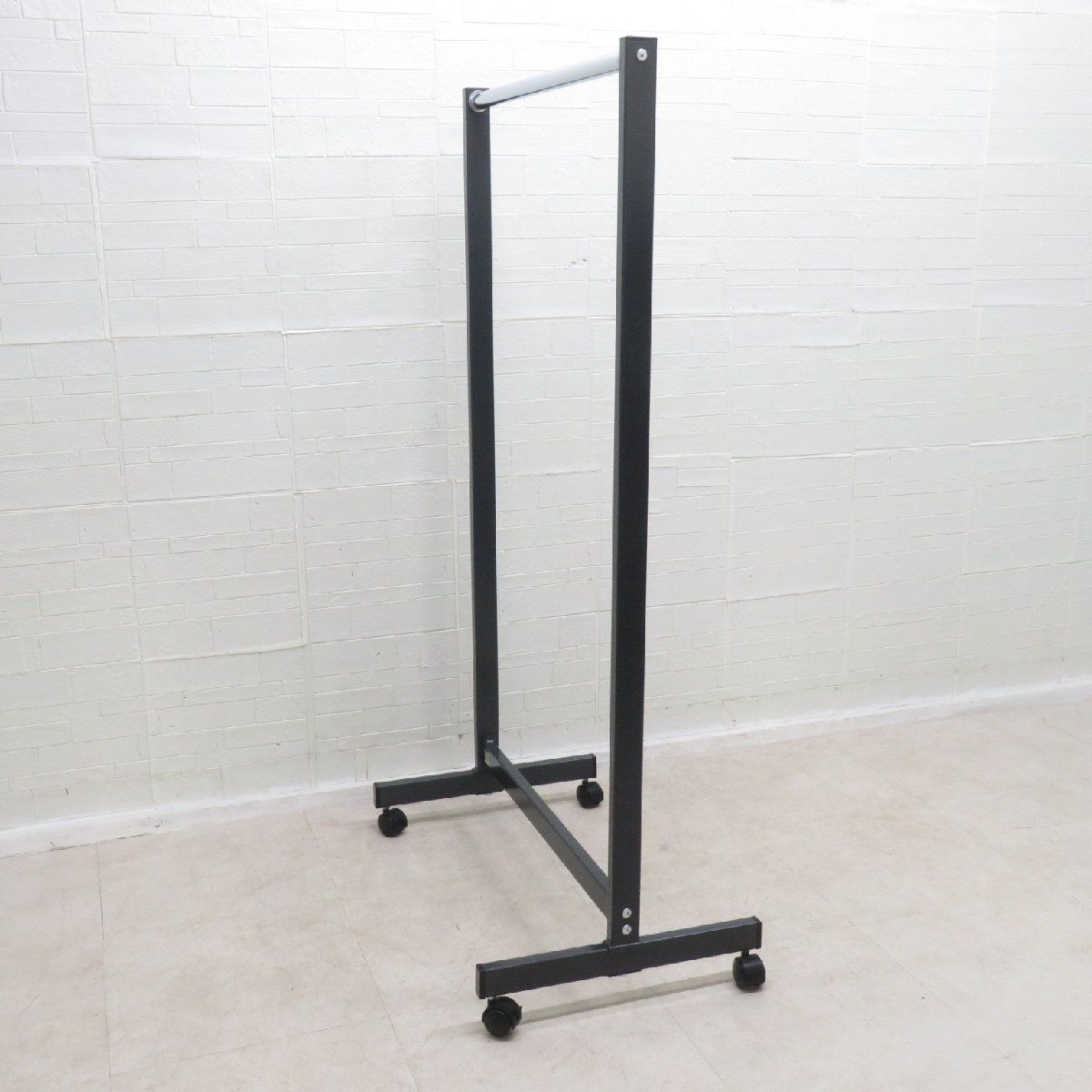 KOKUYO コクヨ ハンガーラック CHH-10 ブラック コートハンガー シンプル 洋服掛け 更衣室 着替え キャスター EG18117 オフィス家具 WWW_KANDAIZUMI_COM