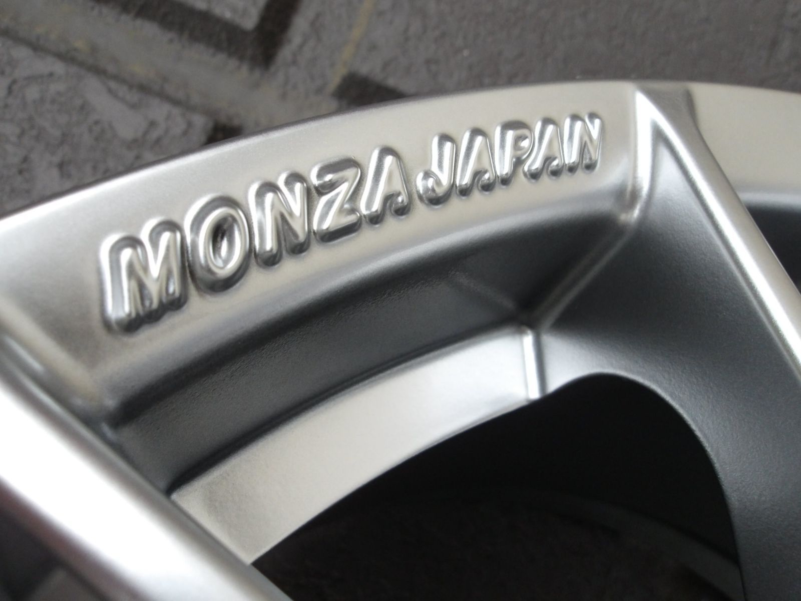 特価即納在庫あり 19インチ 4 本SET MONZA WARWIC 